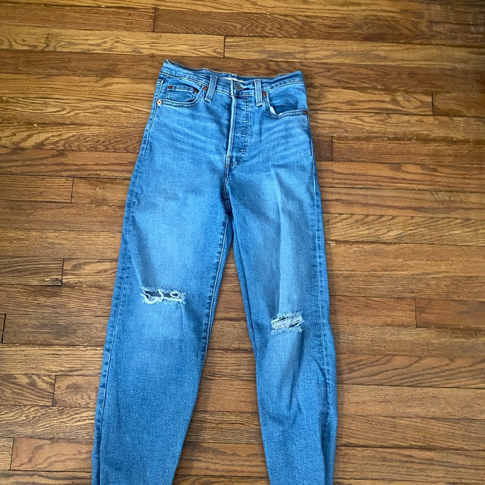 Levi's Women's Straight Leg Jeans in Distressed Blue